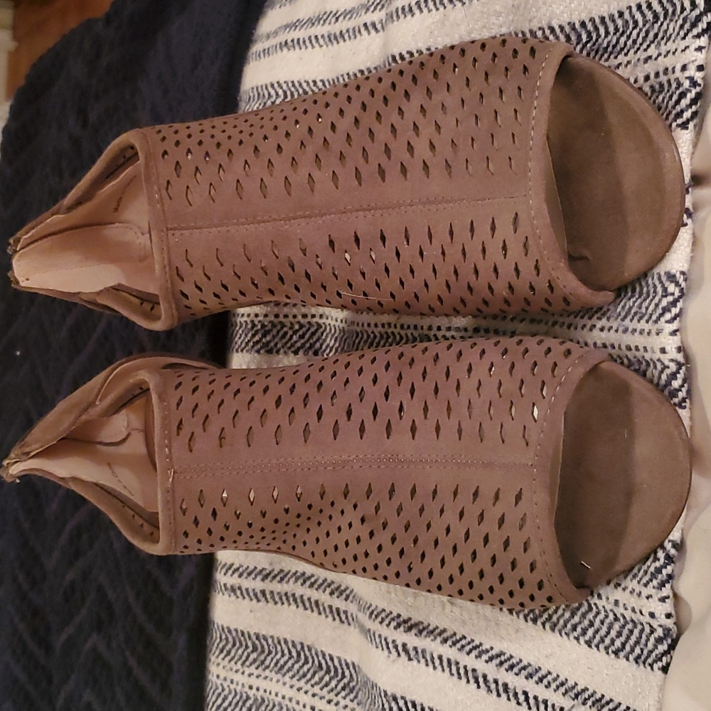 Stle and Co size 10 perforated heel